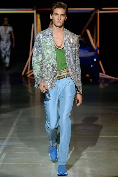 Look 10